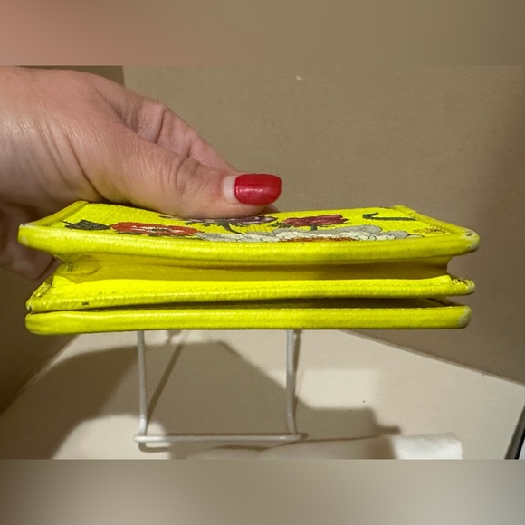 GUCCI Flora Zumi Compact Neon Yellow Leather Womens Bifold W/Dustbag and box - Picture 6 of 13
